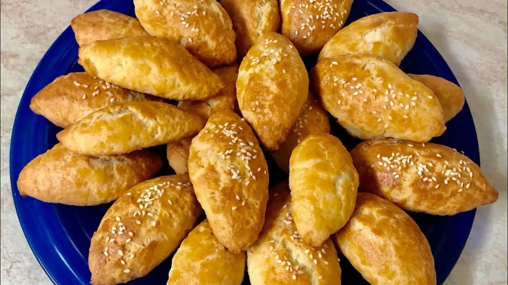 Τυροπιτάκια φούρνου, με φέτα και γραβιέρα Κρήτης – Με ζύμη τραγανή σαν μπισκότο
