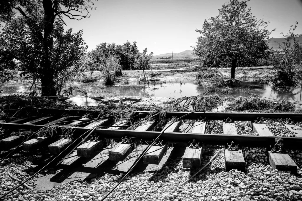 Σιδηρόδρομος: Τα τρένα κόλλησαν στη λάσπη