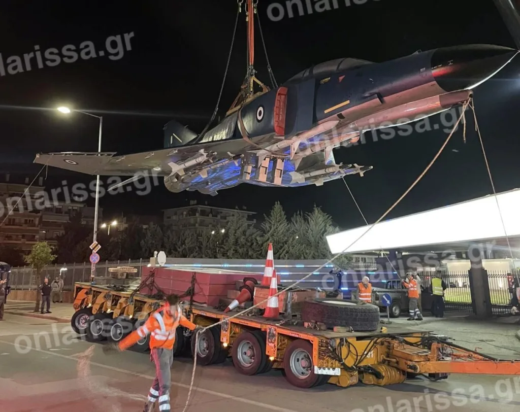 Ένα μαχητικό αεροσκάφος κάνει βόλτες στους δρόμους της Λάρισας – Δείτε βίντεο και εικόνες
