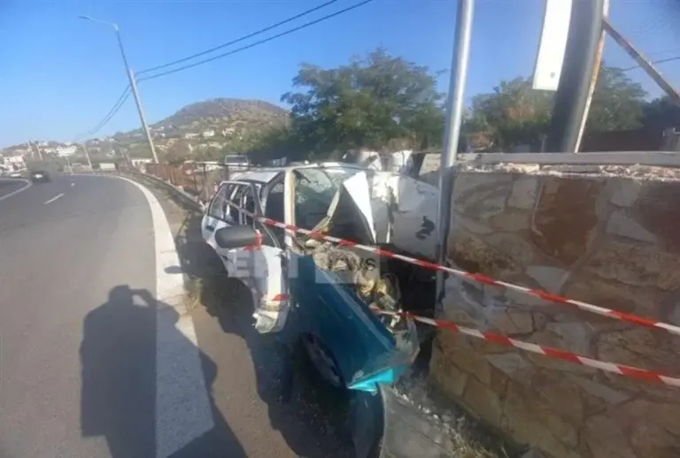 Τροχαίο στη Λεωφόρο Αθηνών-Σουνίου: Αυτοκίνητο καρφώθηκε σε τοίχο