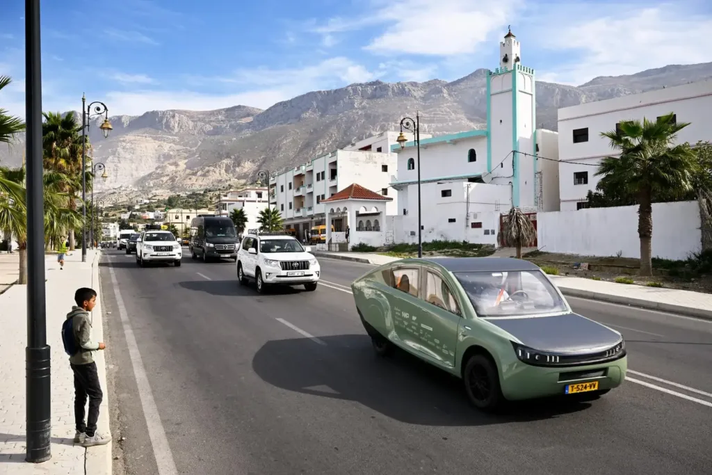 Stella Terra: Το αυτοκίνητο που διέσχισε 1.000 km μόνο με τον ήλιο