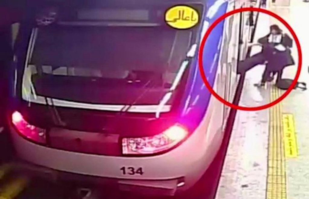 Η «αστυνομία ηθών» του Ιράν ξυλοκοπεί άγρια μια κοπέλα – Δεν φορούσε σωστά το χιτζάμπ