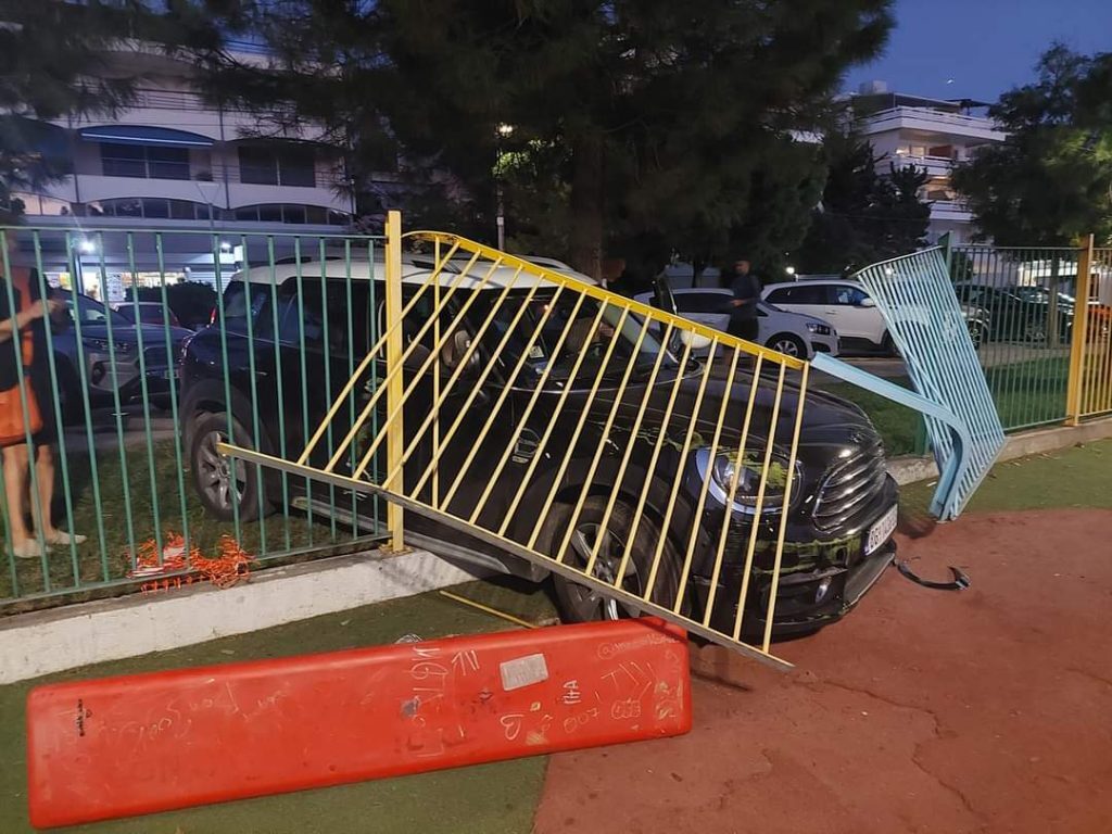 Παραλίγο τραγωδία στη Βουλιαγμένη: Αυτοκίνητο «εισέβαλε» σε παιδική χαρά γεμάτη με γονείς και παιδιά