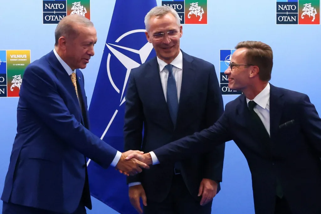 «Έδωσαν τα χέρια» Στόλτενμπεργκ – Ερντογάν: Η Τουρκία εγκρίνει την ένταξη της Σουηδίας στο ΝΑΤ