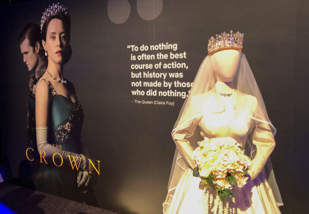 «The Crown»: Oι πρώτες εικόνες από τα νέα επεισόδια της έκτης σεζόν [Βίντεο]