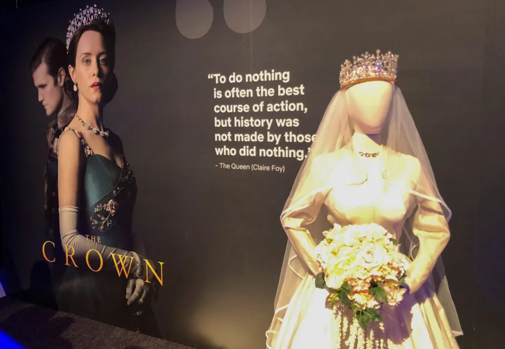 «The Crown»: Oι πρώτες εικόνες από τα νέα επεισόδια της έκτης σεζόν [Βίντεο]