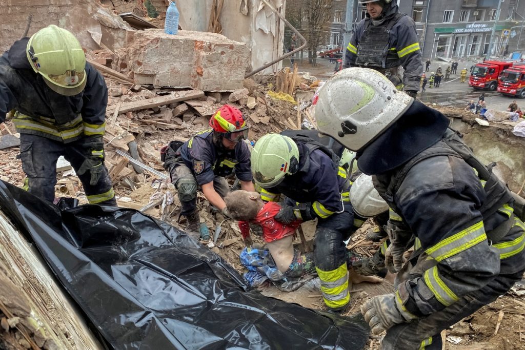 Ουκρανία: Νέο ρωσικό πυραυλικό χτύπημα σε συγκρότημα κατοικιών στο Χάρκοβο – Ένα 10χρονο παιδί