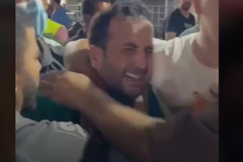 Γάζα: Βίντεο – «γροθιά στο στομάχι»: Γιατρός  ξεσπά σε λυγμούς βλέποντας νεκρούς στο νοσοκομείο τον πατέρα και τον αδερφό του