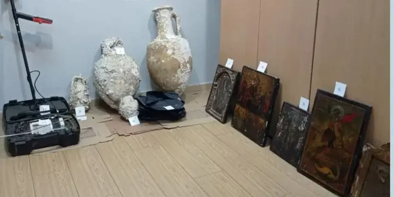 Ιωάννινα: Συνελήφθησαν δυο αρχαιοκάπηλοι – Ήθελαν να πουλήσουν εικόνες και νομίσματα [Εικόνες]