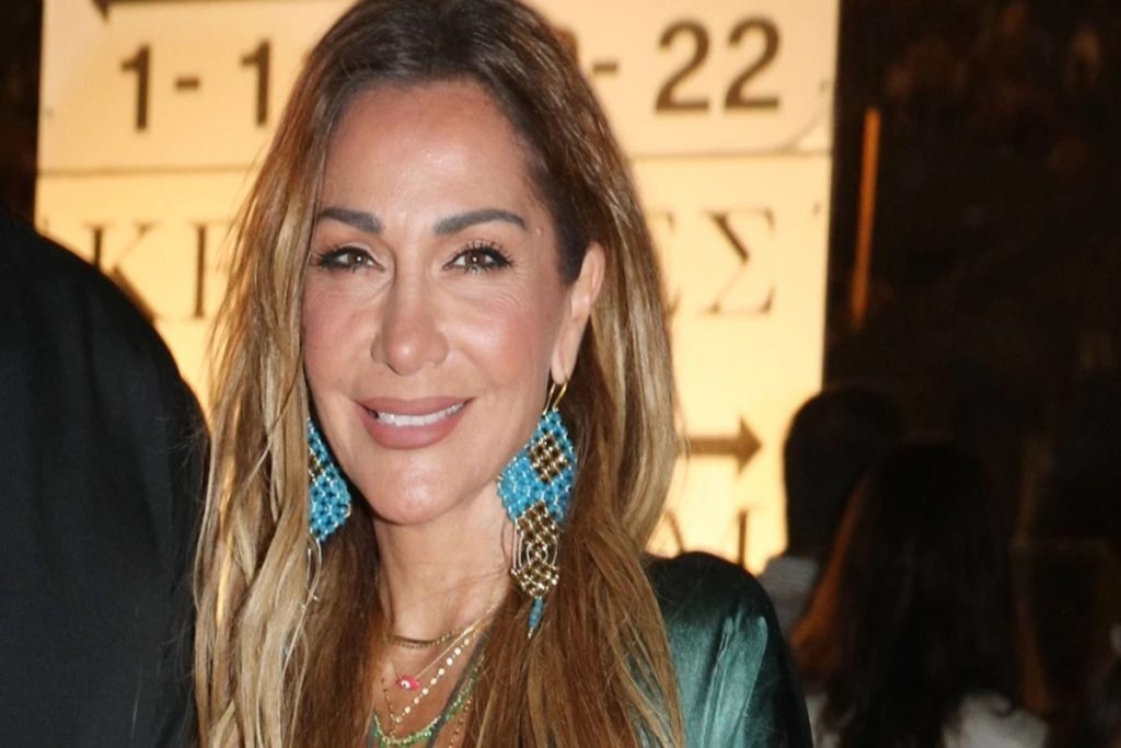 «Έλα οκ, άντε γεια» – Οι νέες φωτογραφίες της Δέσποινας Βανδή φορώντας μόνο σακάκι με καλσόν,