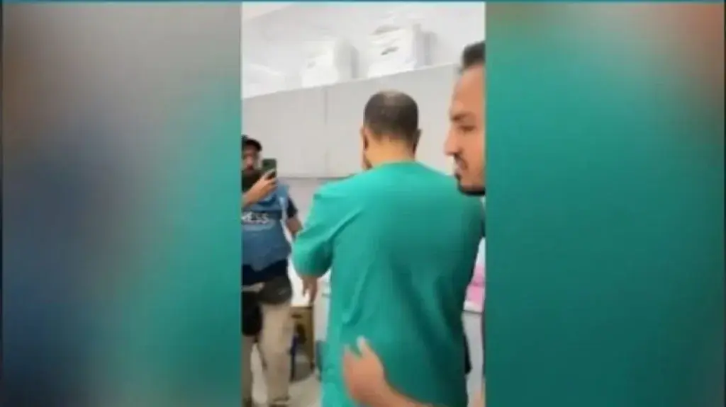 Βίντεο-γροθιά στο στομάχι: Παλαιστίνιος γιατρός αναγκάστηκε να αναγνωρίσει το παιδί του νεκρό