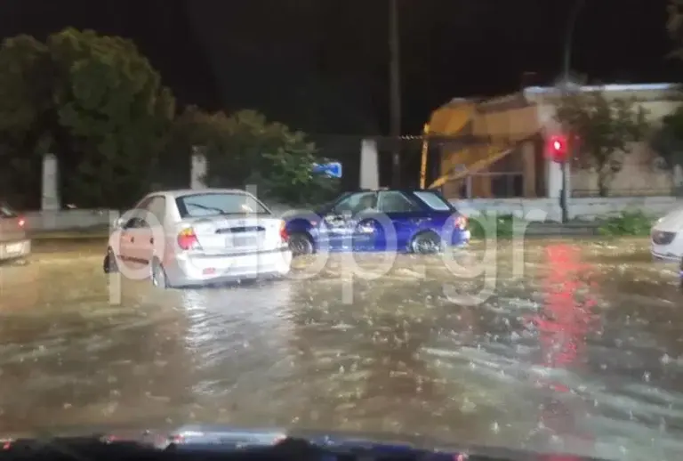 Καιρός: Ποτάμια οι δρόμοι στην Πάτρα – Πως θα κινηθεί η κακοκαιρία [βίντεο]
