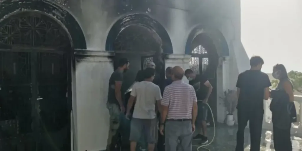 Αστυπάλαια: Φωτιά την ώρα της Θείας Λειτουργίας – Σοβαρές ζημιές στην Παναγία Πορταΐτισσα [εικόνες]