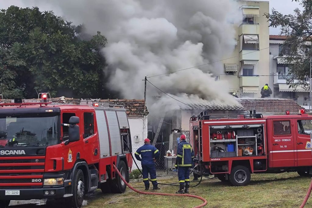 Θεσσαλονίκη: Μονοκατοικία τυλίχθηκε στις φλόγες – Κατέρρευσε η σκεπή [εικόνες & βίντεο]