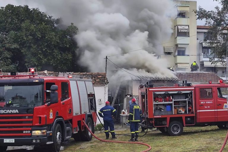 Θεσσαλονίκη: Μονοκατοικία τυλίχθηκε στις φλόγες – Κατέρρευσε η σκεπή [εικόνες & βίντεο]