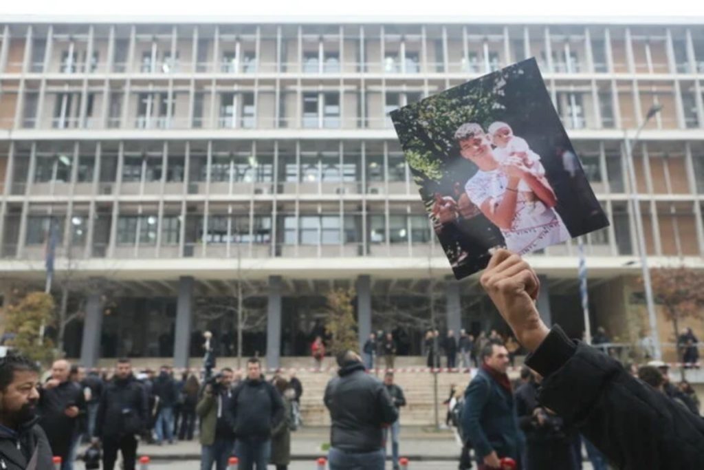Πατέρας του δολοφονηθέντος 16χρονου Κώστα Φραγκούλη: «Ο αστυνομικός γνώριζε ότι ήταν ένα νεαρό παιδί