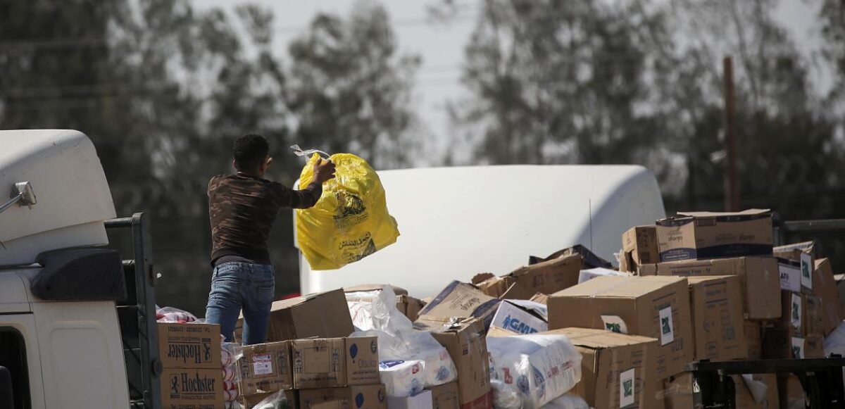 Περισσότερα από 30 φορτηγά με ανθρωπιστική βοήθεια εισήλθαν χθες στη Λωρίδα της Γάζας