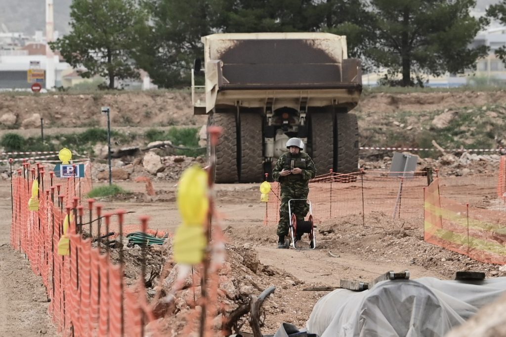 Γλυφάδα: Αυτή είναι η βόμβα στη Ποσειδώνος – Εικόνες από την επιχείρηση εξουδετέρωσης