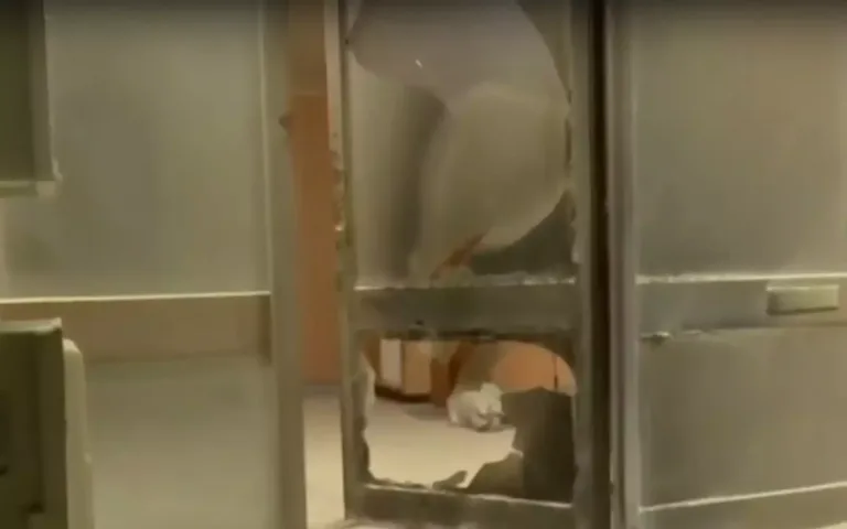 Έκρηξη σε είσοδο πολυκατοικίας στα Ιλίσια