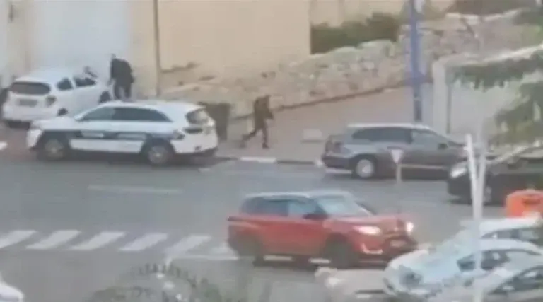 Ισραήλ: Βίντεο σοκ δείχνει ενόπλους πυροβολούν πολίτη μέσα στο αυτοκίνητό του