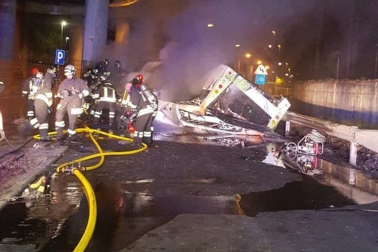 Τραγωδία στην Βενετία: Βίντεο ντοκουμέντο με την στιγμή που το λεωφορείο πέφτει από την γέφυρα