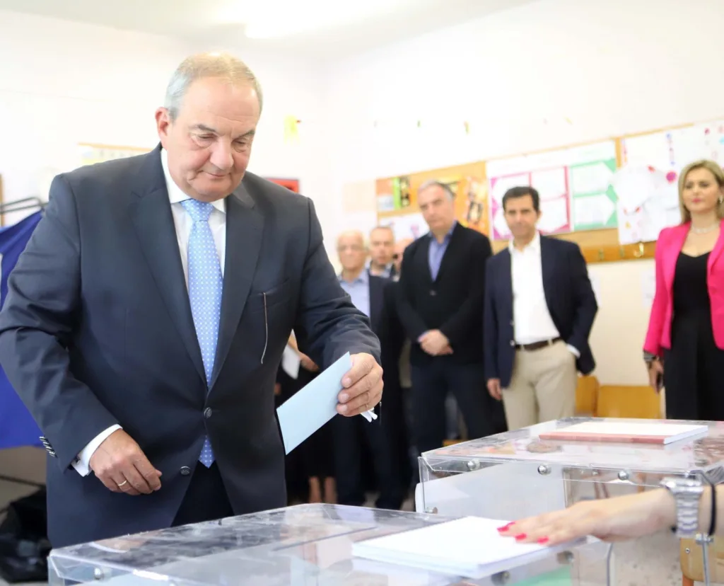 Ψήφισε ο Κώστας Καραμανλής, στη Θεσσαλονίκη – Οι σέλφι και οι χειραψίες