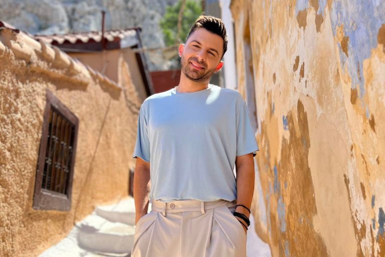 Ο Χρήστος Καρατζάκος δηλώνει «Άστατος» στο νέο του τραγούδι!