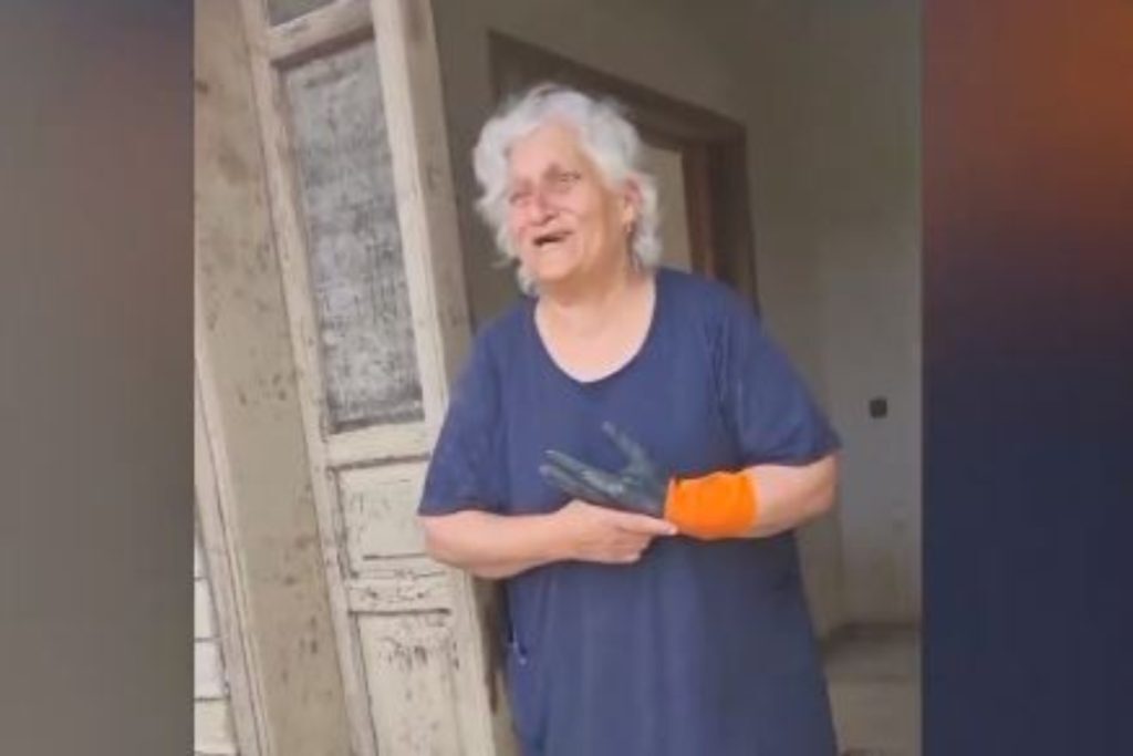 Καρδίτσα: Συγκλονίζει η γιαγιά που ζει μέσα στο πλημμυρισμένο σπίτι με την 2 ετών εγγονούλα της [βίν