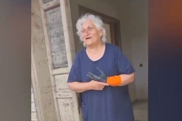 Καρδίτσα: Συγκλονίζει η γιαγιά που ζει μέσα στο πλημμυρισμένο σπίτι με την 2 ετών εγγονούλα της [βίντεο]