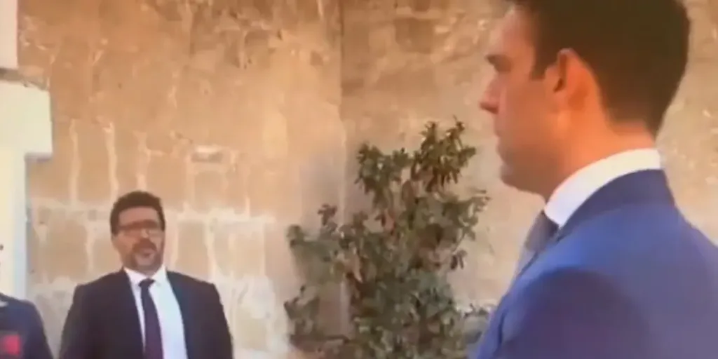 Στέφανος Κασσελάκης: Εχει πολλή δουλειά ο Αποστολάκης! – Οι γκάφες που έκανε στον εθνικό ύμνο 