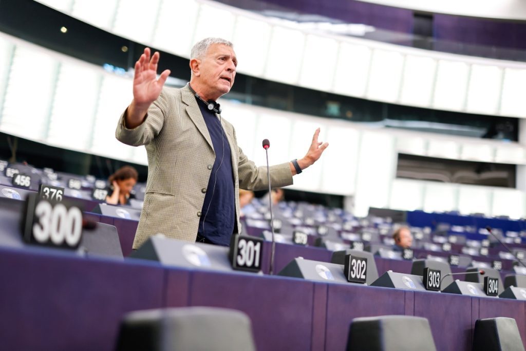 Εμπόλεμη ζώνη ο ΣΥΡΙΖΑ: Αποχώρησε από την ευρωομάδα ο Κούλογλου – «Καταδίκασε» τον Κασσελάκη, 