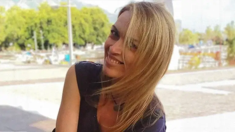 Καλαμάτα: Σήμερα το τελευταίο αντίο στη  μητέρα δύο παιδιών – «Τίναζε το χαλί και έπεσε» λένε αυτόπτες μάρτυρες – Συγκλονίζει ο αδερφός της