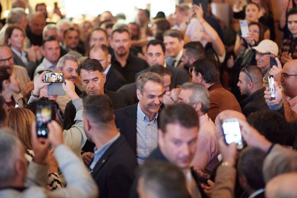 Μητσοτάκης: Με ποντιακή λύρα τον υποδέχτηκαν στην Κοζάνη