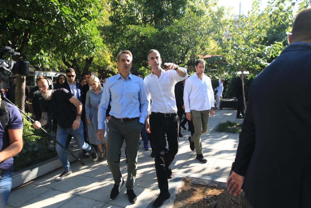 Μητσοτάκης–Μπακογιάννης: Πρωινή βόλτα στο κέντρο της Αθήνας – Χαμόγελα, σέλφι με τον κόσμο και