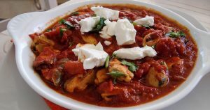 Μύδια σαγανάκι με φέτα Καλαβρύτων και ντομάτα