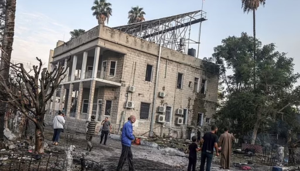 Απόκοσμες και σκληρές εικόνες από το νοσοκομείο στη Γάζα – Ακρωτηριασμένα μέλη και πτώματα στο