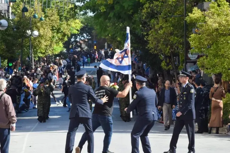 28η Οκτωβρίου: Επιχείρησε να παρελάσει με «ματωμένη» σημαία του Ισραήλ