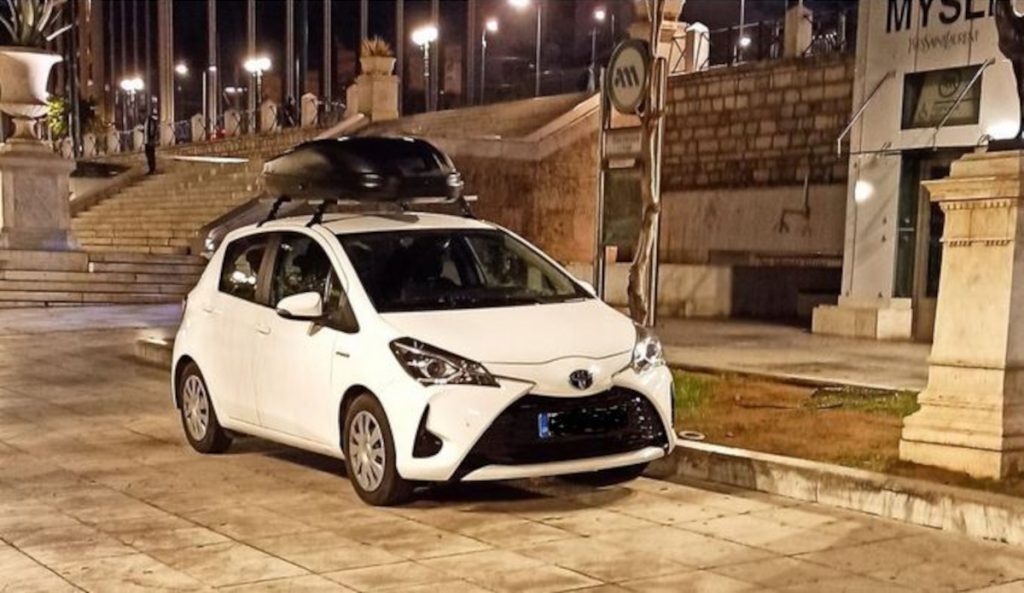 Απίστευτη εικόνα: Πάρκαρε το αυτοκίνητό του… πάνω στην πλατεία Συντάγματος
