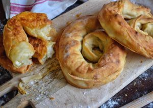 Τυρόπιτα σκοπελίτικη, στο τηγάνι ή τον φούρνο