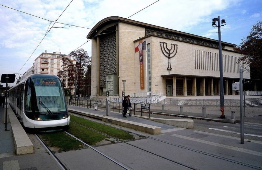 Γαλλία: Συνελήφθη έφηβος με μαχαίρι έξω από Συναγωγή – Το είχε κρύψει στο μανίκι του