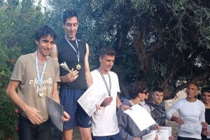 Μίλτος Τεντόγλου: Είναι τεράστιος και το απέδειξε ξανά – Έκανε αγώνα μήκους, με τους γείτονές τους, σε έναν κήπο στον Γέρακα [βίντεο]