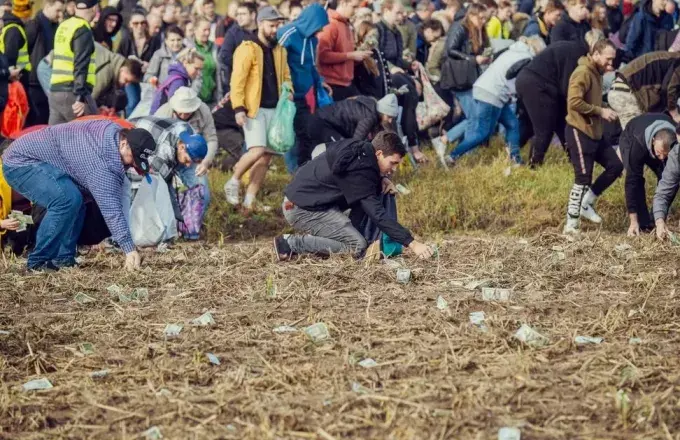 «Έβρεξε»... λεφτά στην Τσεχία: Influencer σκόρπισε 1 εκατομμύριo δολάρια από ελικόπτερο