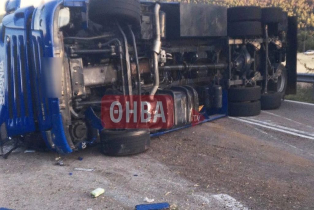 Θανατηφόρο τροχαίο στα Βίλια: Ανετράπη νταλίκα που μετέφερε ζώα [εικόνες]
