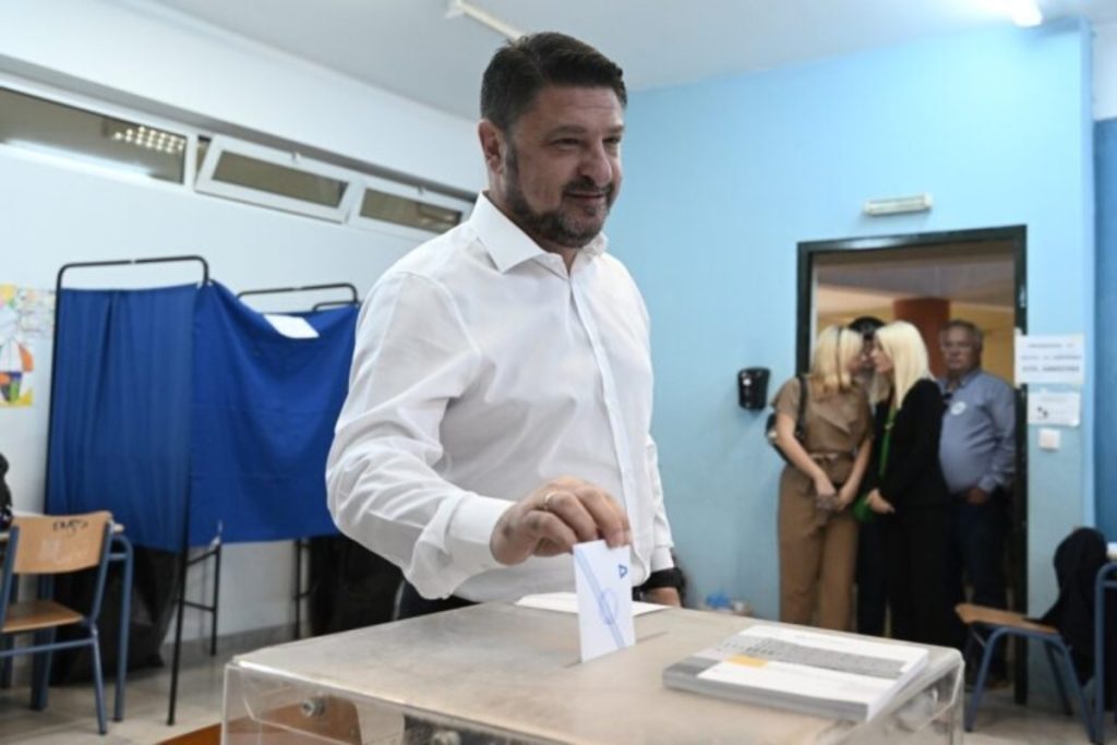 Ψήφισε στον Βύρωνα ο Νίκος Χαρδαλιάς – «Ψηφίζουμε για καθημερινότητα και ασφάλεια»