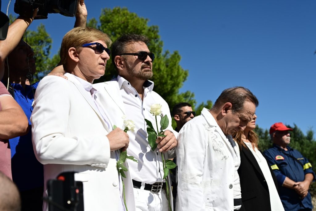 Μαίρη Χρονοπούλου: Θλίψη στο τελευταίο «αντίο» – Το «πάρτι» των φίλων, το λευκό φέρετρο και η 
