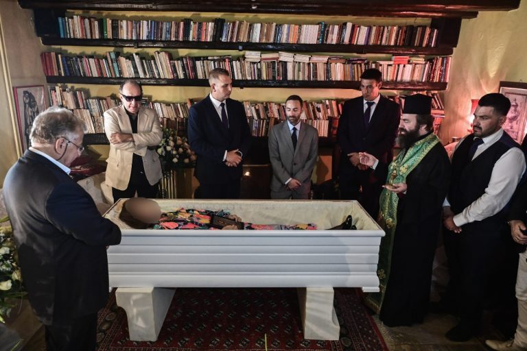 Μαίρη Χρονοπούλου: Αυτό είναι το σπίτι που την αποχαιρετούν οι φίλοι της – Το πολύχρωμο φόρεμα και το αγαπημένο της άρωμα – Ποιοι απουσιάζουν