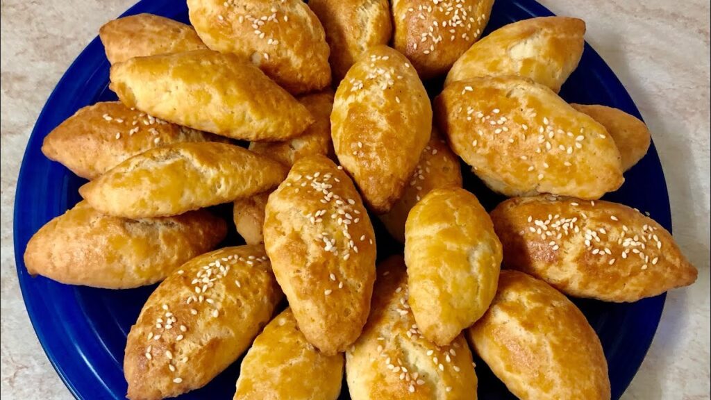Τυροπιτάκια φούρνου, με φέτα και γραβιέρα Κρήτης – Με ζύμη τραγανή σαν μπισκότο