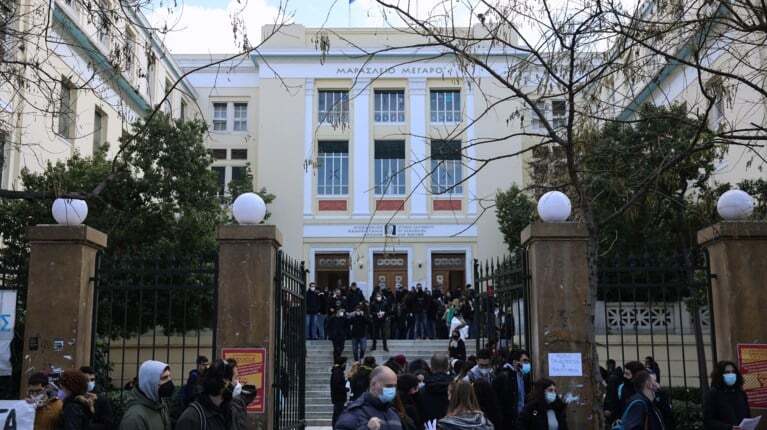 Άγριος ξυλοδαρμός 26χρονου στο προαύλιο της ΑΣΟΕΕ