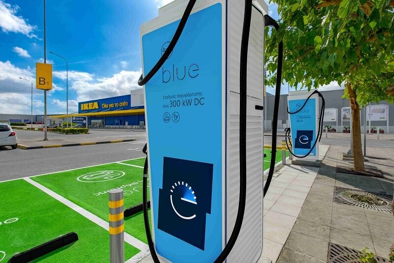 Νέο ΔΕΗ blue hub με δύο ταχυφορτιστές 300kW στο Εμπορικό Πάρκο της Trade Estates στη Λάρισα