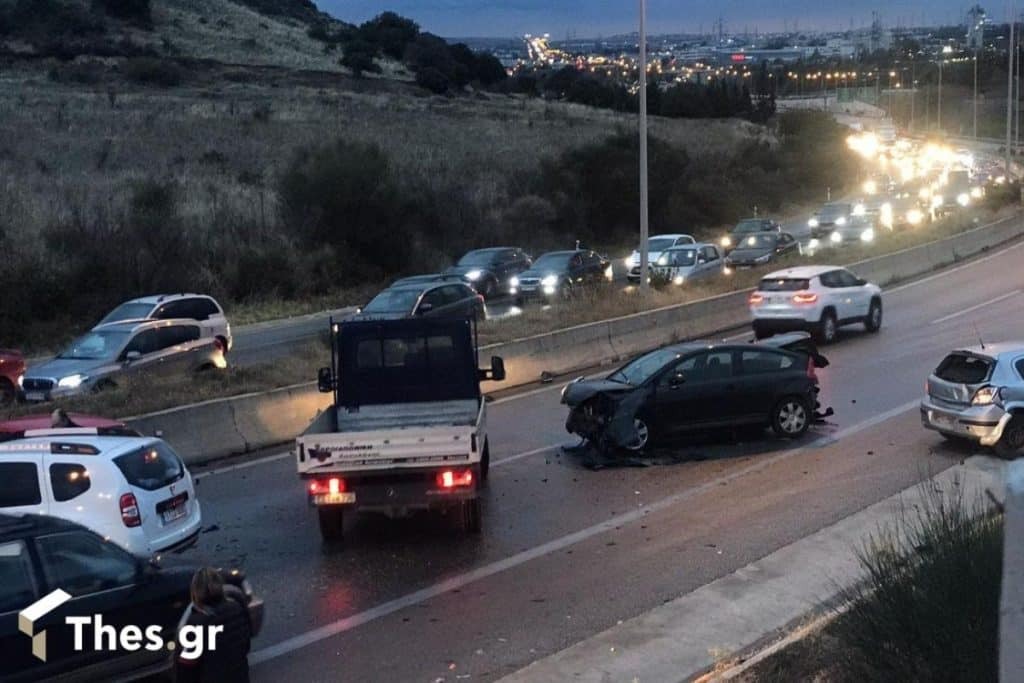 Θεσσαλονίκη: Καραμπόλα πέντε αυτοκινήτων στον Περιφερειακό [βίντεο]